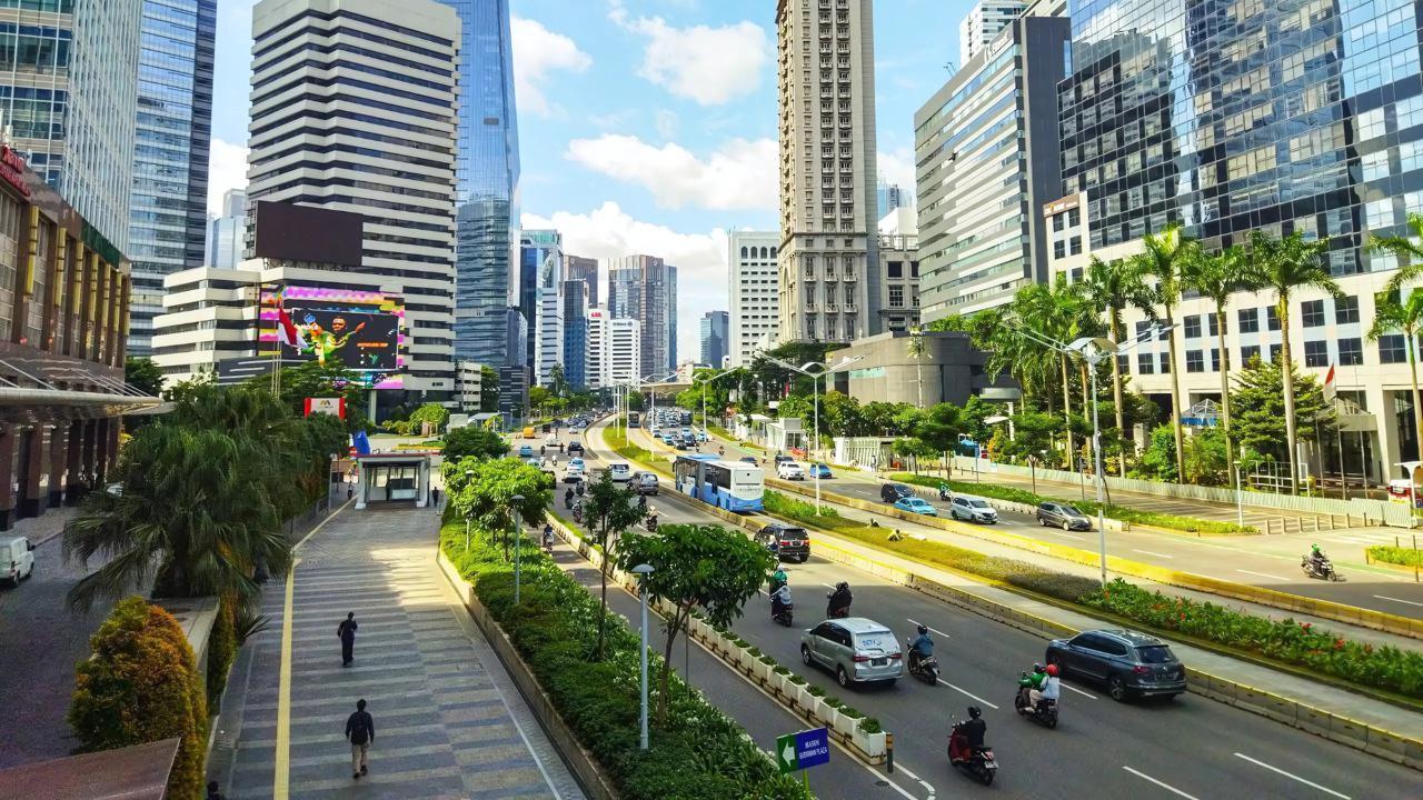 Indonesia Forces Civil Servants to Use Public Transport