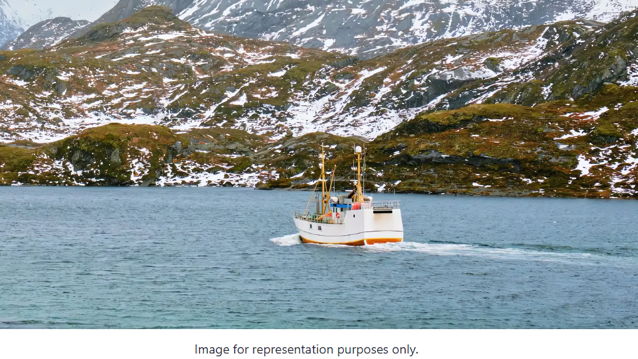 Norway Seizes Russian Fishing Vessel Azurit at Batsfjord Port