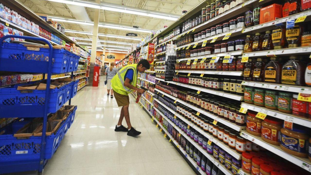 Fed Faces Pressure Amid Inflation and Job Concerns