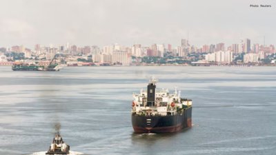 Trump Orders Oil Tanker Blockade on Venezuela, Raising Fears of Conflict and Higher Prices